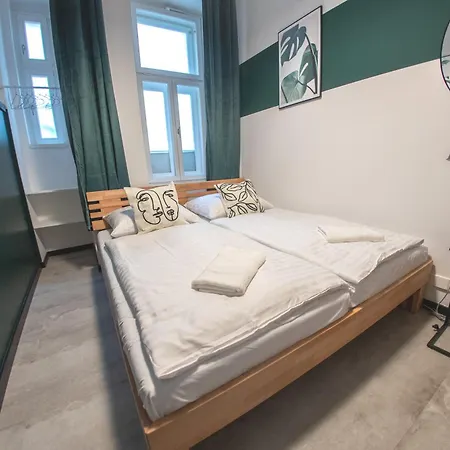 Riverside Hideout Praag